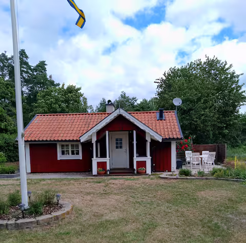 Kontakta oss för att boka rött torp med vitta knutar