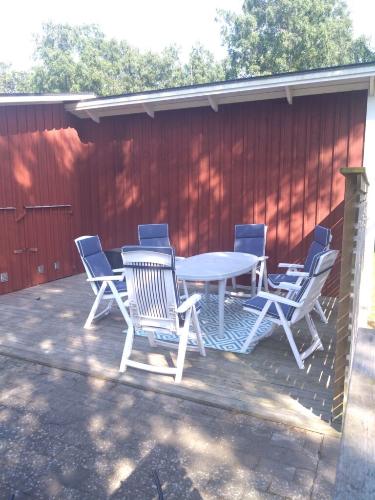 Boendet har en fin trä altan med trädgårdsmöbler