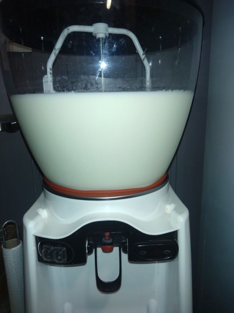 Mjölkautomaten i gårdsbutiken med pastöriserad mjölk i