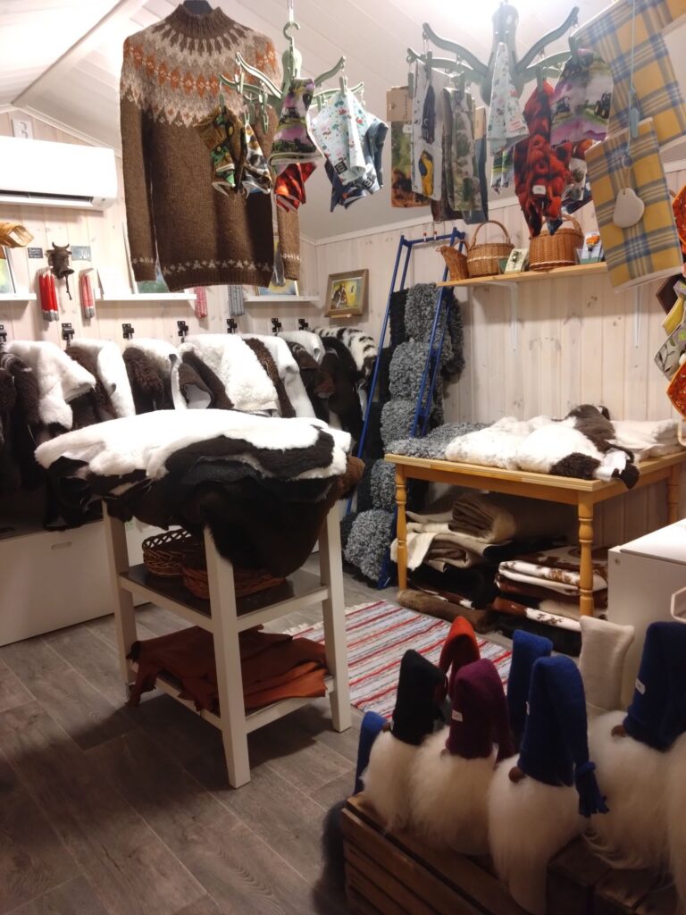 Interiörbild från butik 2 med lammskinn i olika färger, tavlor och hantverk