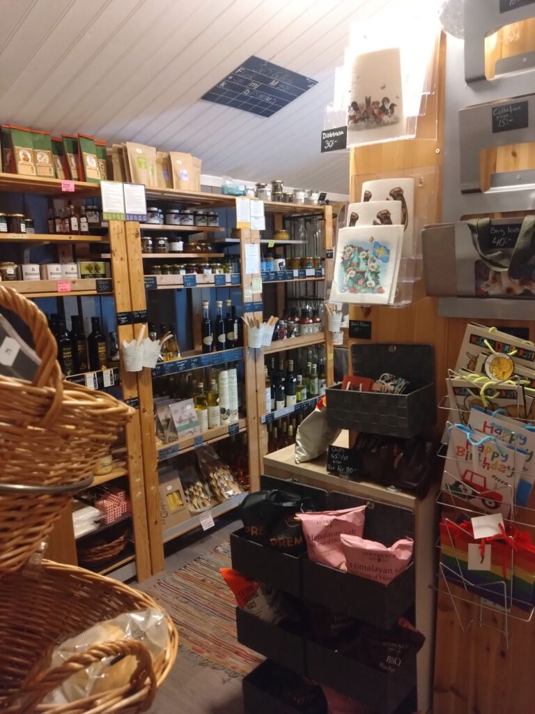 Interiörbild från butik 1 hyllor fyllda med olika varor så som sylt olja mm