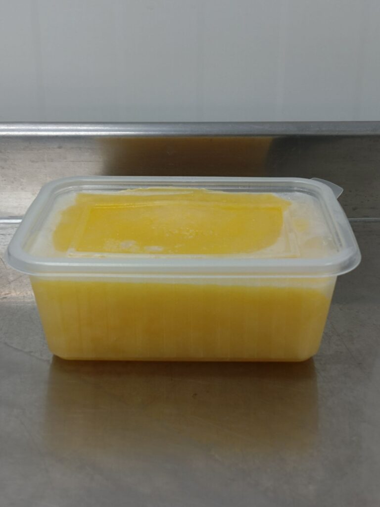 Fryst ask med riktigt gul och fin råmjölk