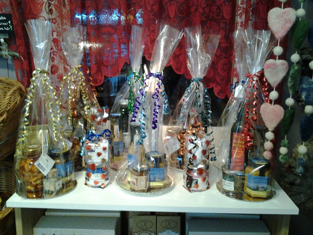 Presentförpackningar i cellofanpåsar med olika innehåll